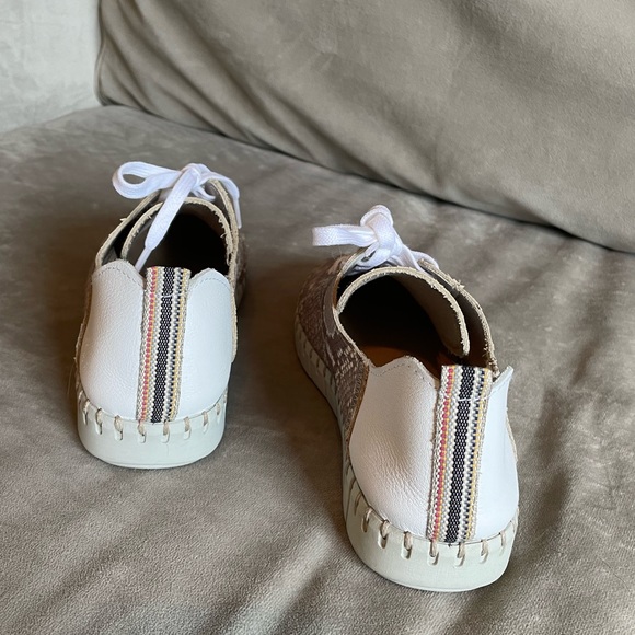 André Assous Iris Leather Sand Snake Sneaker - Size 7 (37EU) - Like New - Picture 11 of 13